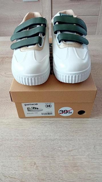 Trendy en kaki sneakers. Schoenmaat 38. Nieuw beschikbaar voor biedingen