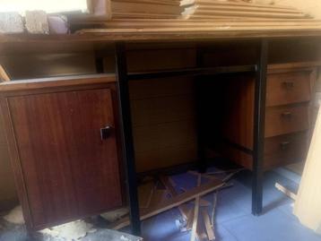 Oude model Bureautafel:  Breedte 140 cm, diepte 60 cm beschikbaar voor biedingen
