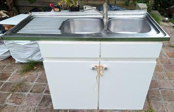 Oude dubbele keukenspoelbak inox met kraan beschikbaar voor biedingen