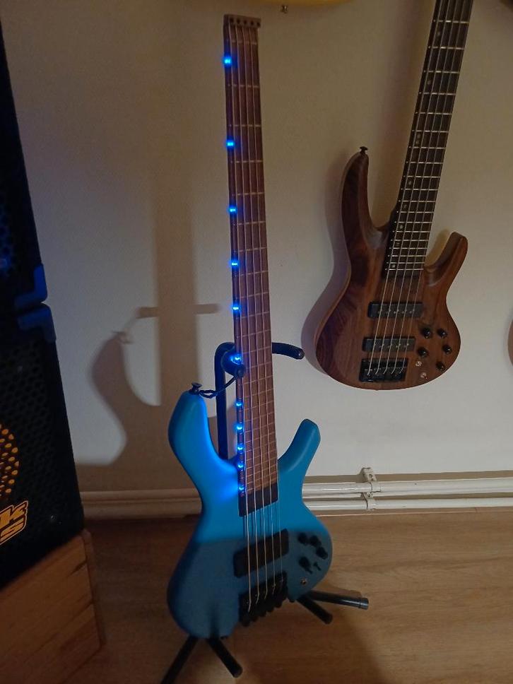 Bogart V headless LED, Musique & Instruments, Instruments à corde | Guitares | Basses, Comme neuf, Électrique, 5 cordes, Enlèvement