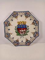 Assiette décorative hexagonale avec Blason - trèfle B, Huis en Inrichting, Ophalen of Verzenden, Zo goed als nieuw, Bord(en), Overige stijlen