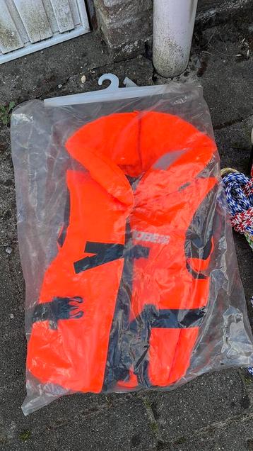 Reddingsvest oranje beschikbaar voor biedingen