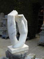 dubbelhandig beeld in steen gehouwen uit de massa., Tuin en Terras, Ophalen, Nieuw