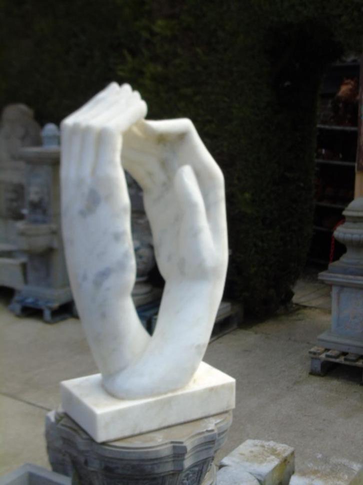 dubbelhandig beeld in steen gehouwen uit de massa., Tuin en Terras, Tuinwanddecoratie, Nieuw, Ophalen