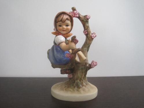 Beeldje Goebel Hummel 141/1 Meisje in de appelboom, Verzamelen, Beelden en Beeldjes, Hummel, Ophalen of Verzenden