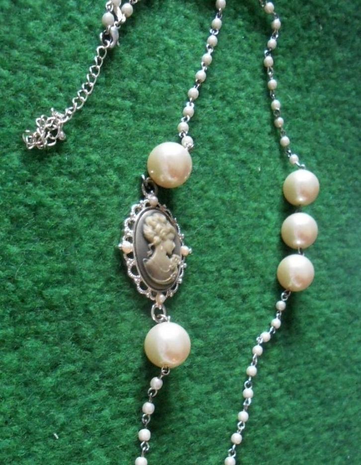 AVON: heel mooie ketting, Handtassen en Accessoires, Kettingen, Nieuw, Zilver, Wit, Ophalen of Verzenden