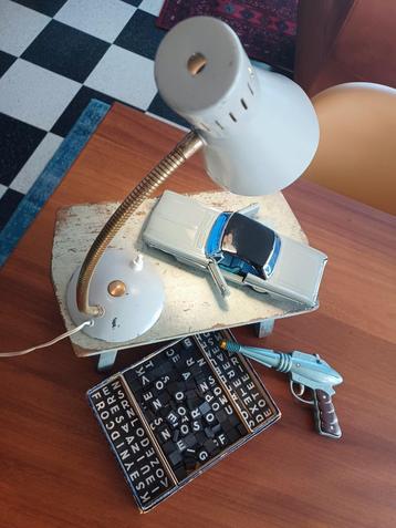 Lampe vintage industriel piedestal voiture jouet jeu beschikbaar voor biedingen