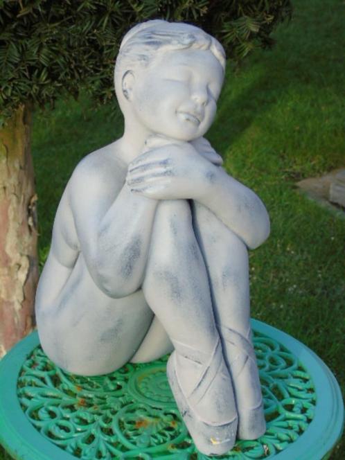 Standbeeld van een zittende ballerina in gepatineerde steen,, Tuin en Terras, Tuinbeelden, Zo goed als nieuw, Overige typen, Steen