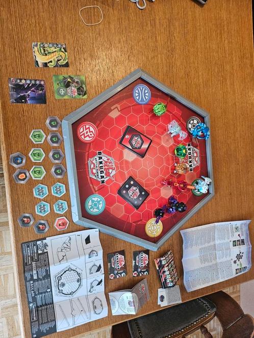 Bakugan / 8 figurines + plateau de jeu/cartes/battle planet, Hobby en Vrije tijd, Gezelschapsspellen | Kaartspellen, Zo goed als nieuw