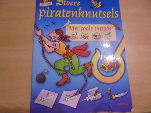 Boek Stoere Piratenknutsels en tattoos, Kinderen en Baby's, Speelgoed | Educatief en Creatief, Zo goed als nieuw, Knutselen, Ontdekken