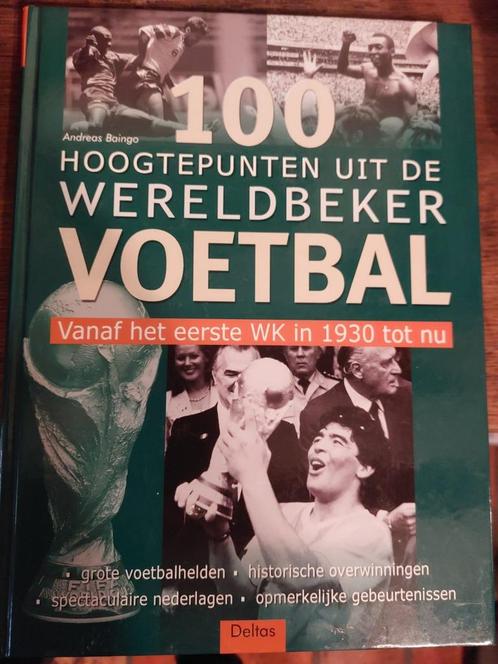 100 hoogtepunten wereldbeker voetbal, 1930-1994, Livres, Livres de sport, Comme neuf, Sport de ballon, Enlèvement ou Envoi
