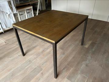 Tafel met eiken blad en smeetijzeren frame beschikbaar voor biedingen