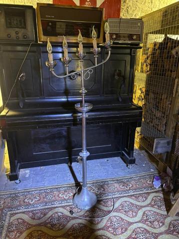 Zilverkleurige vloerlamp uit kerk beschikbaar voor biedingen
