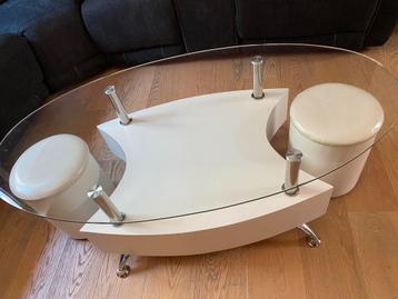 Ovalen glazen salontafel met schuifje en 2 krukjes beschikbaar voor biedingen