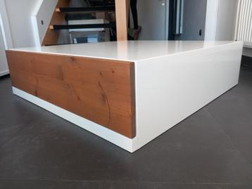 Moderne salontafel in wit hoogglans met schuif (kleur eik) beschikbaar voor biedingen