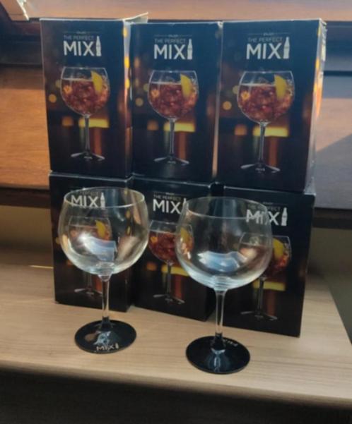 Cocktail glazen , 6 stuks . Op zwarte voet ., Verzamelen, Glas en Drinkglazen, Gebruikt, Overige typen, Ophalen of Verzenden