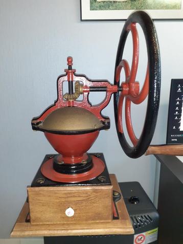 Unieke Winkelkoffiemolen (heel groot model) beschikbaar voor biedingen