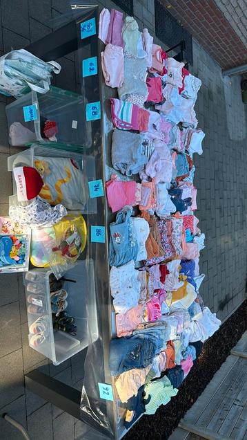 Diverse babykleding beschikbaar voor biedingen