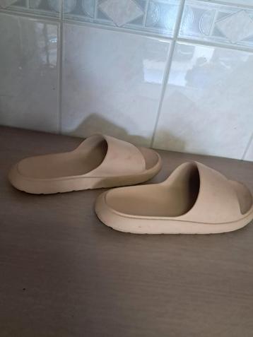 Slippers maat 37/38 beschikbaar voor biedingen