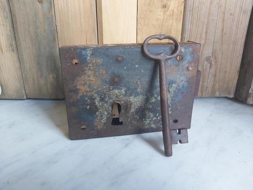 Mooi zwaar oud ijzeren  deur slot met originele sleutel, Antiek en Kunst, Antiek | Gereedschap en Instrumenten, Ophalen of Verzenden