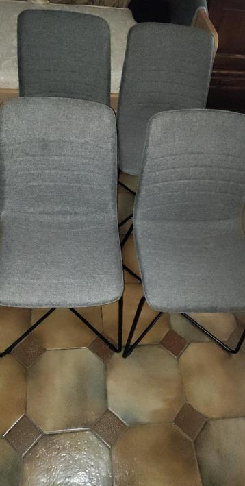 4 grijze stoelen