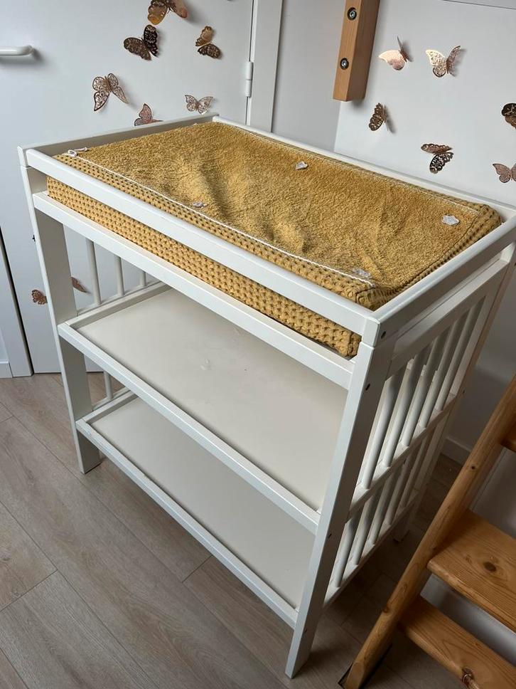 Ikea verzorgingstafel met 3 hoezen en kussen, Kinderen en Baby's, Badjes en Verzorging, Gebruikt, Ophalen