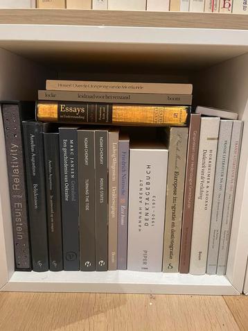 Collectie filosofie, literatuur, economie, geschiedenis, etc beschikbaar voor biedingen