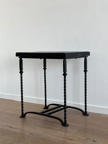 Brutalistische zwarte bijzettafel beschikbaar voor biedingen