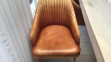 6 eetkamer stoelen in leder met beukenhouten poten .