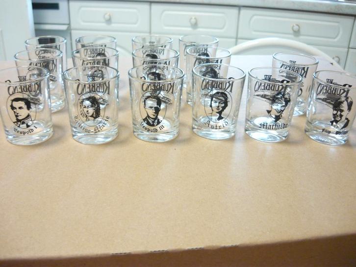 15 druppel/likeurglaasjes met Belgisch Koningshuis., Collections, Maisons royales & Noblesse, Comme neuf, Service, Enlèvement