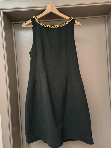 Zwarte damesjurk met gouden ketting bovenaan beschikbaar voor biedingen