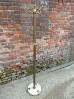 Koperen kapstok, Ophalen