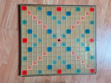 Scrabble met houten blokjes en draaischijf  beschikbaar voor biedingen