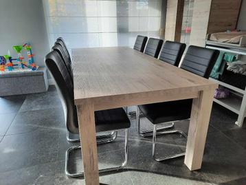 Eettafel met 8 stoelen, ZEER GOEDE staat beschikbaar voor biedingen