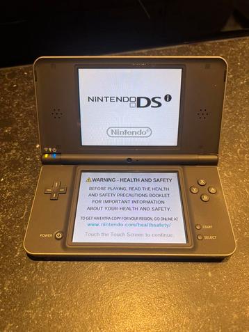 Nintendo DSi XL met 8 spelletjes beschikbaar voor biedingen