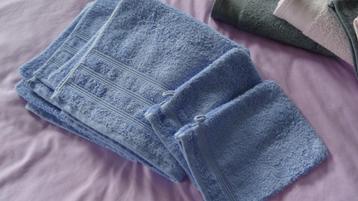 SERVIETTES DE BAIN" BAMBOO DE SANTENS", Enlèvement ou Envoi, Comme neuf, Bleu, Serviette