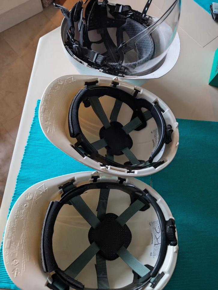 3 witte veiligheidshelmen waarvan 1 met gezichtsbescherming, Doe-het-zelf en Bouw, Veiligheidshelmen, Nieuw, Met vizier, Ophalen