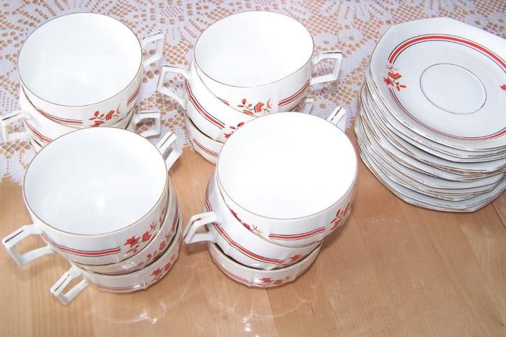 Service à café (12pers) blanc avec décor rouge, Huis en Inrichting, Keuken | Servies, Zo goed als nieuw, Kop(pen) en/of Schotel(s)