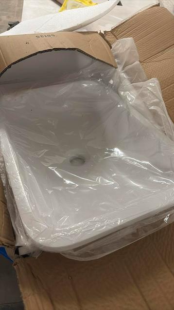 Pombak solid surface beschikbaar voor biedingen