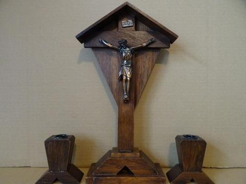 Chapelle ancienne 35cm crucifix antique avec bougeoirs 1930, Antiquités & Art, Antiquités | Objets religieux, Enlèvement ou Envoi