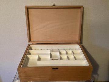 Boîte de couture en bois brut beschikbaar voor biedingen