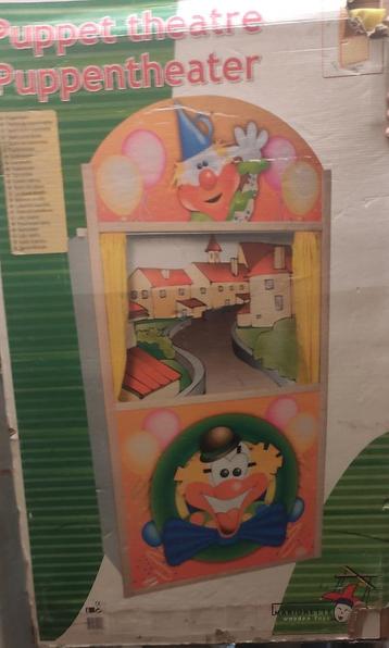 Houten poppentheater beschikbaar voor biedingen