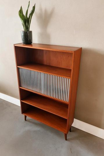 Prachtige vintage Deens kast beschikbaar voor biedingen