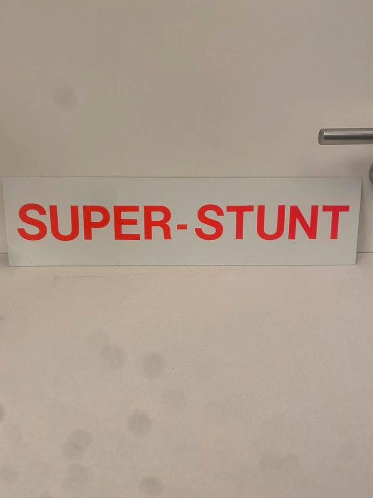Super-Stunt Aluminium Plaat 51x12,5cm., Antiek en Kunst, Curiosa en Brocante, Ophalen of Verzenden
