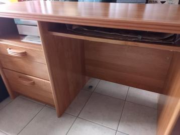 Houten  stevige bureau beschikbaar voor biedingen