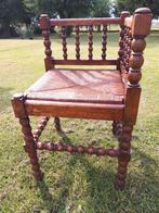 Antieke hoekstoel. Bobbin houtstructuur., Enlèvement