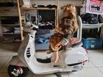 Elektrische kinderscooter en spaarpot vespa, Ophalen, Zo goed als nieuw