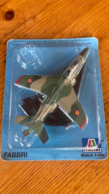 Maquette de bureau en métal d'un avion Alpha jet belge.  disponible aux enchères