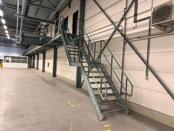 Industriele Trap en/of platform/passerel, Doe-het-zelf en Bouw, Ladders en Trappen, Zo goed als nieuw, Trap, 2 tot 4 meter, Ophalen