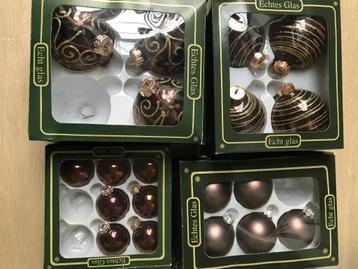  Bruine kerstballen met gouden versiering in verschillende m